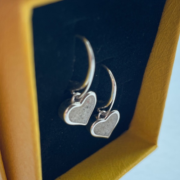 Dune Jewelry, Sand Jewel Leverback Earrings - Heart. Sand from the Caribbean. - Picture 3 of 6